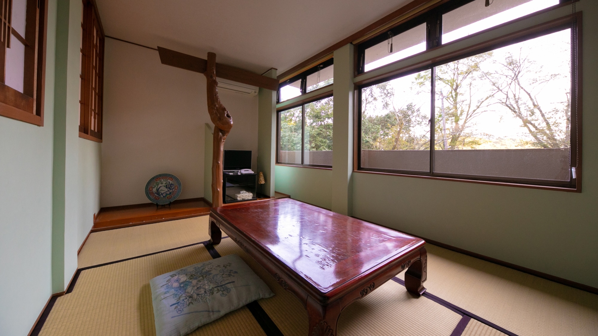 The Japanese-style room has a calming atmosphere where you can relax.