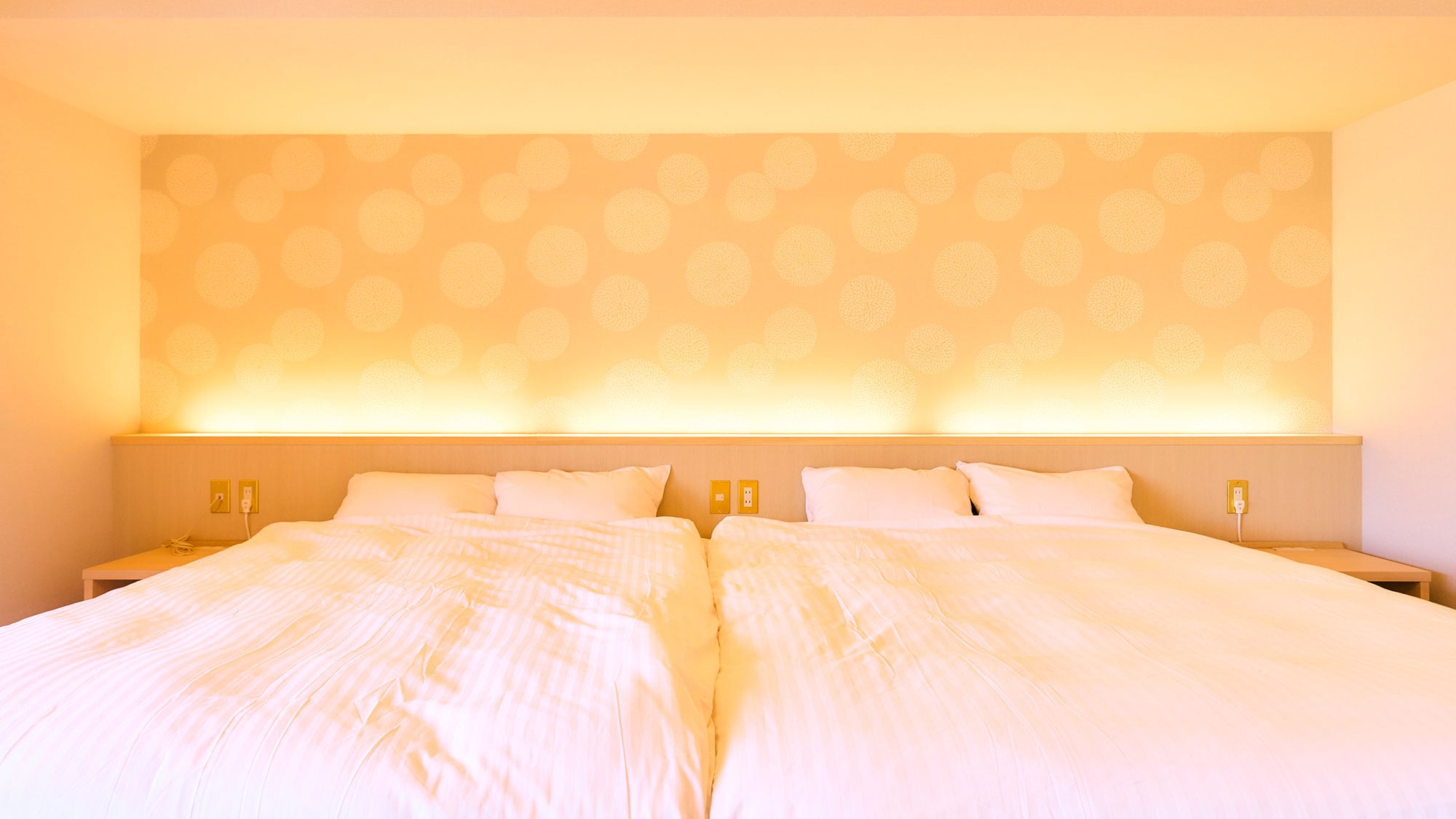 ・[Special room] The bedroom is decorated in light colors and comes with a power outlet next to the pillow.