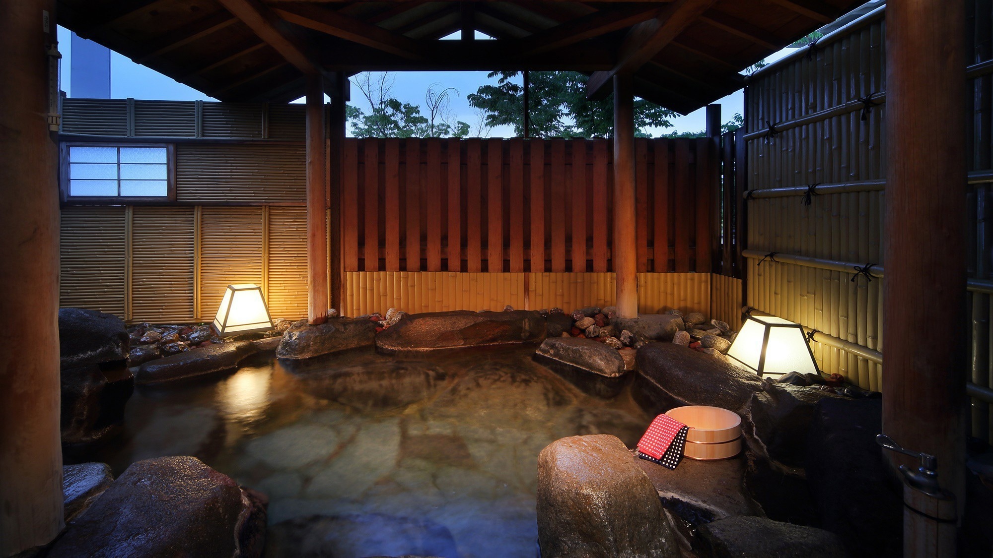 [Saryo Premium Junior Suite: Yudono] อ่างหินทรงกลมที่แกะสลักจากหินใหญ่ก้อนเดียว