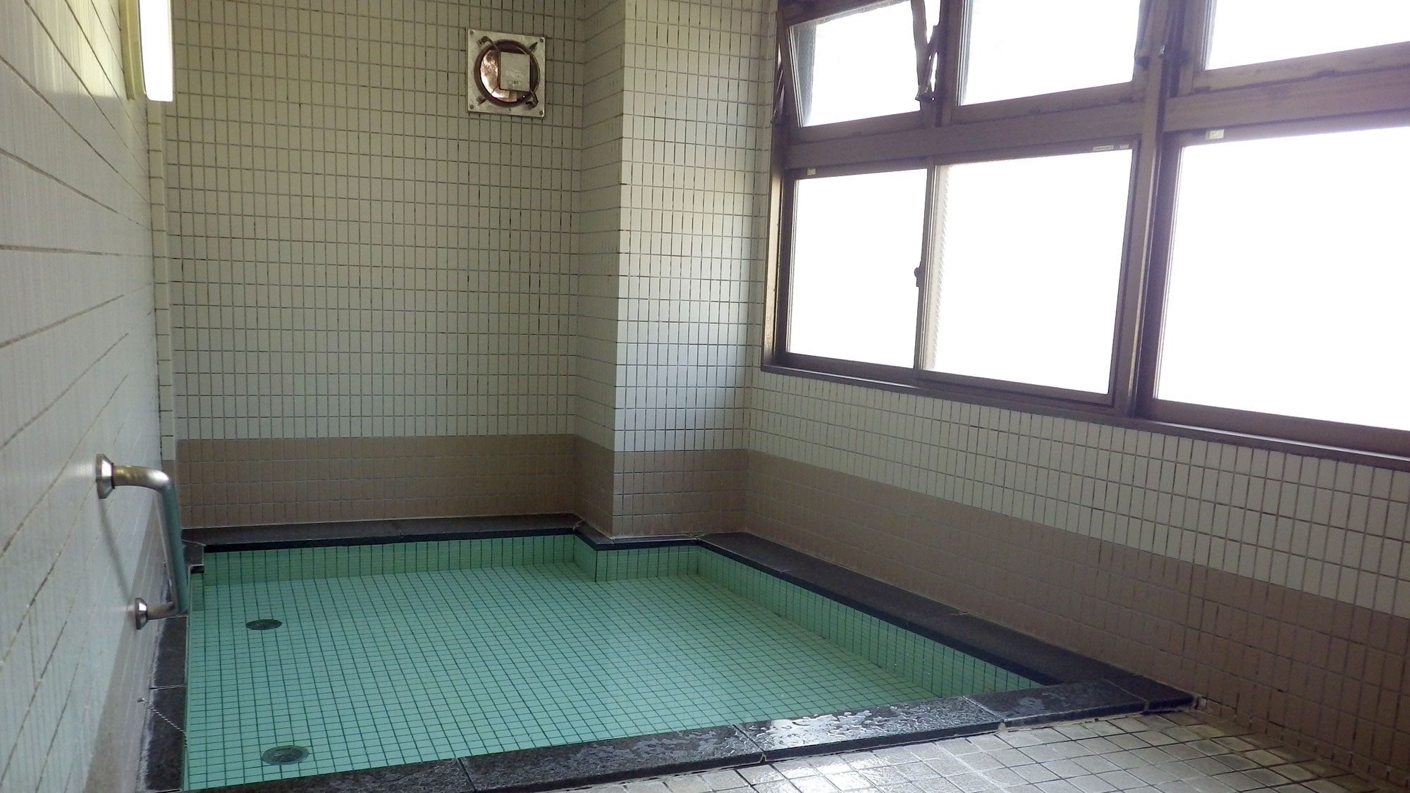 *[Pemandian] Pemandian besar, yang menggunakan air panas buatan, cukup luas untuk meluruskan kaki Anda.