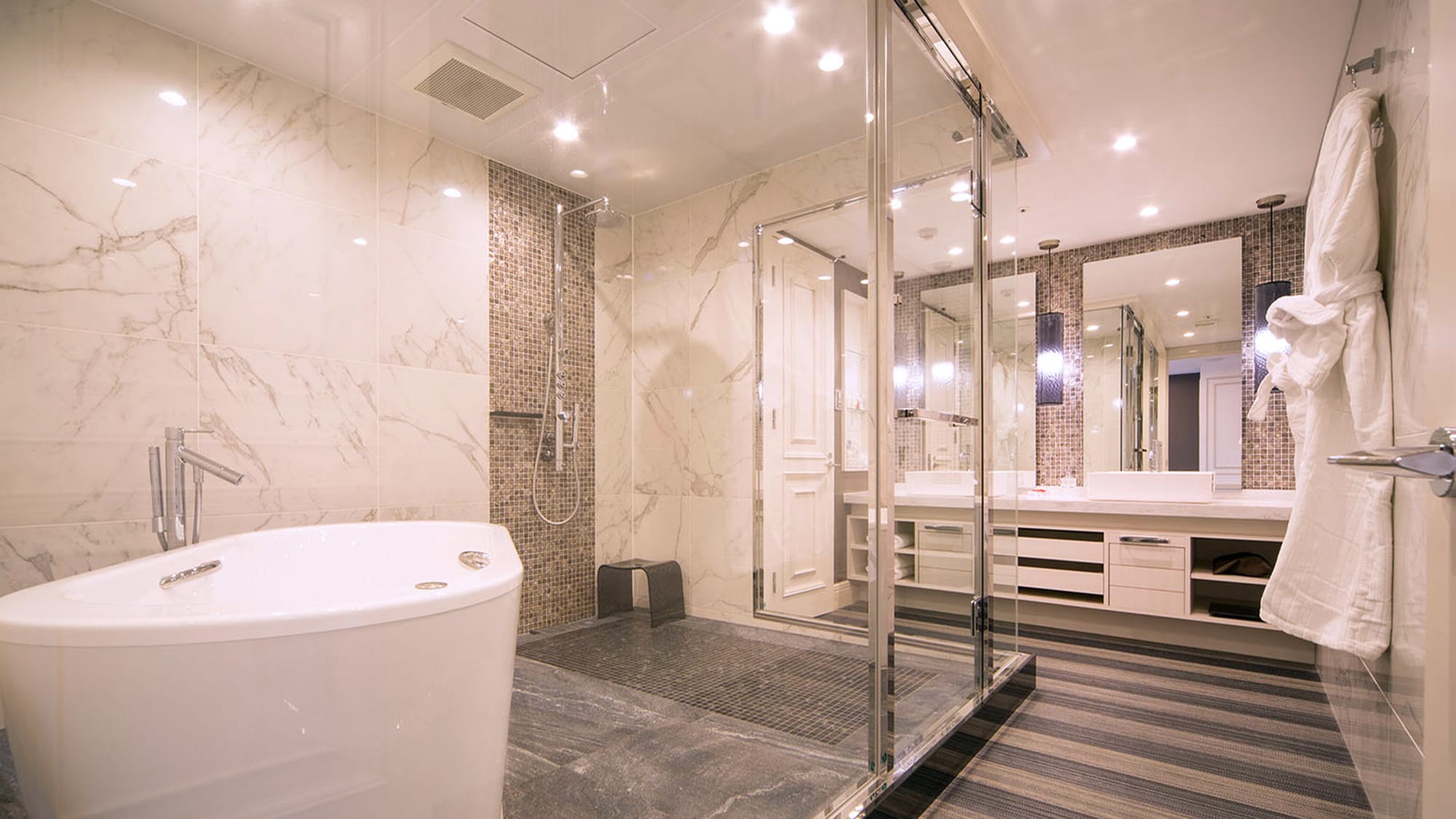 Piena Suite Room 1001 bathroom (example)