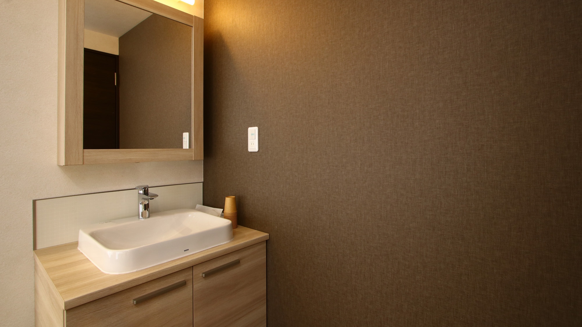 *Japanese-Western room, 12 tatami mats, with washbasin