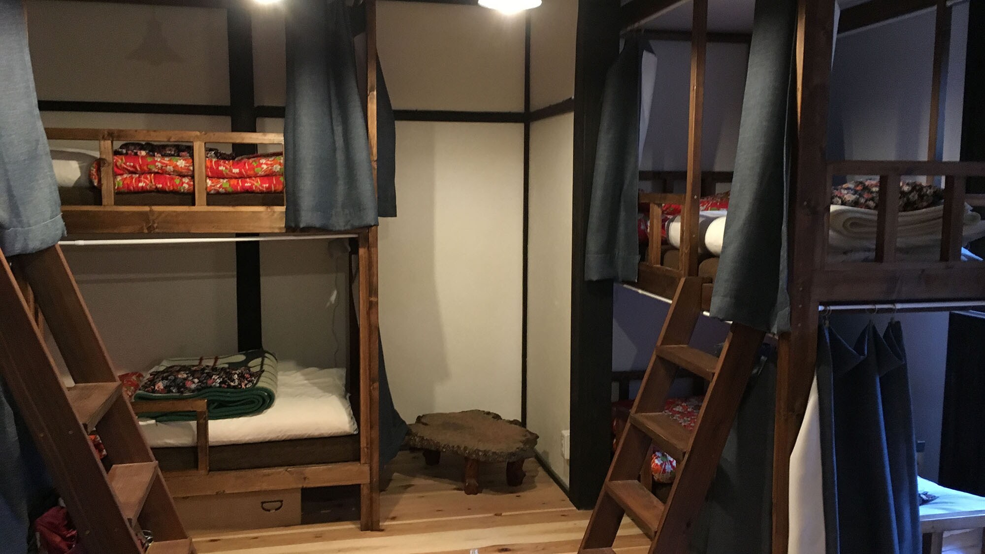 ・ [Unisex Dormitory] This is a shared room for both men and women. Please use one space of the bunk bed.