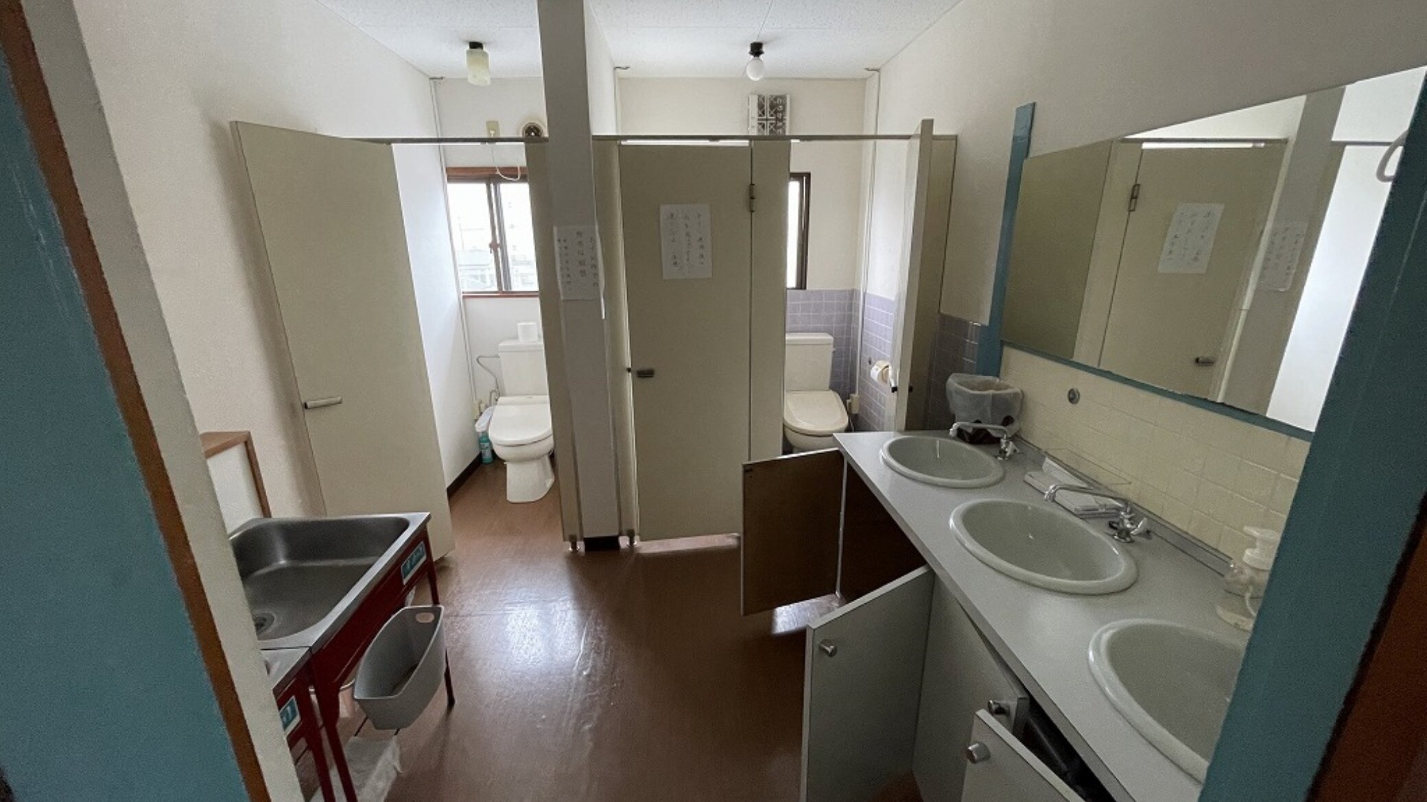 Annex Caliente shared washroom toilet