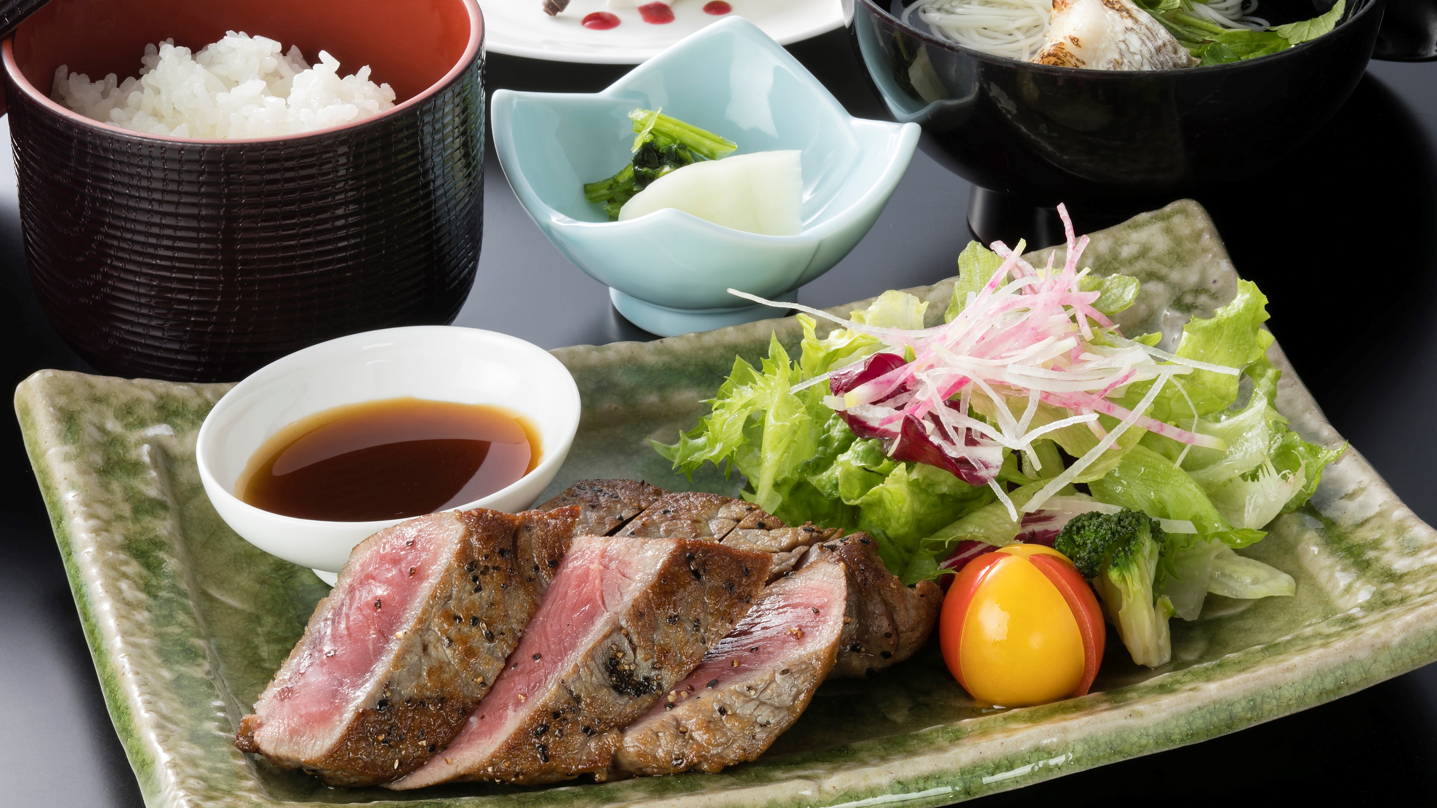 <Thực đơn bữa tối tại Cafe & Dining Shirasagi> Bữa ăn bít tết - được chế biến từ thịt thăn bò được đầu bếp lựa chọn kỹ lưỡng.
