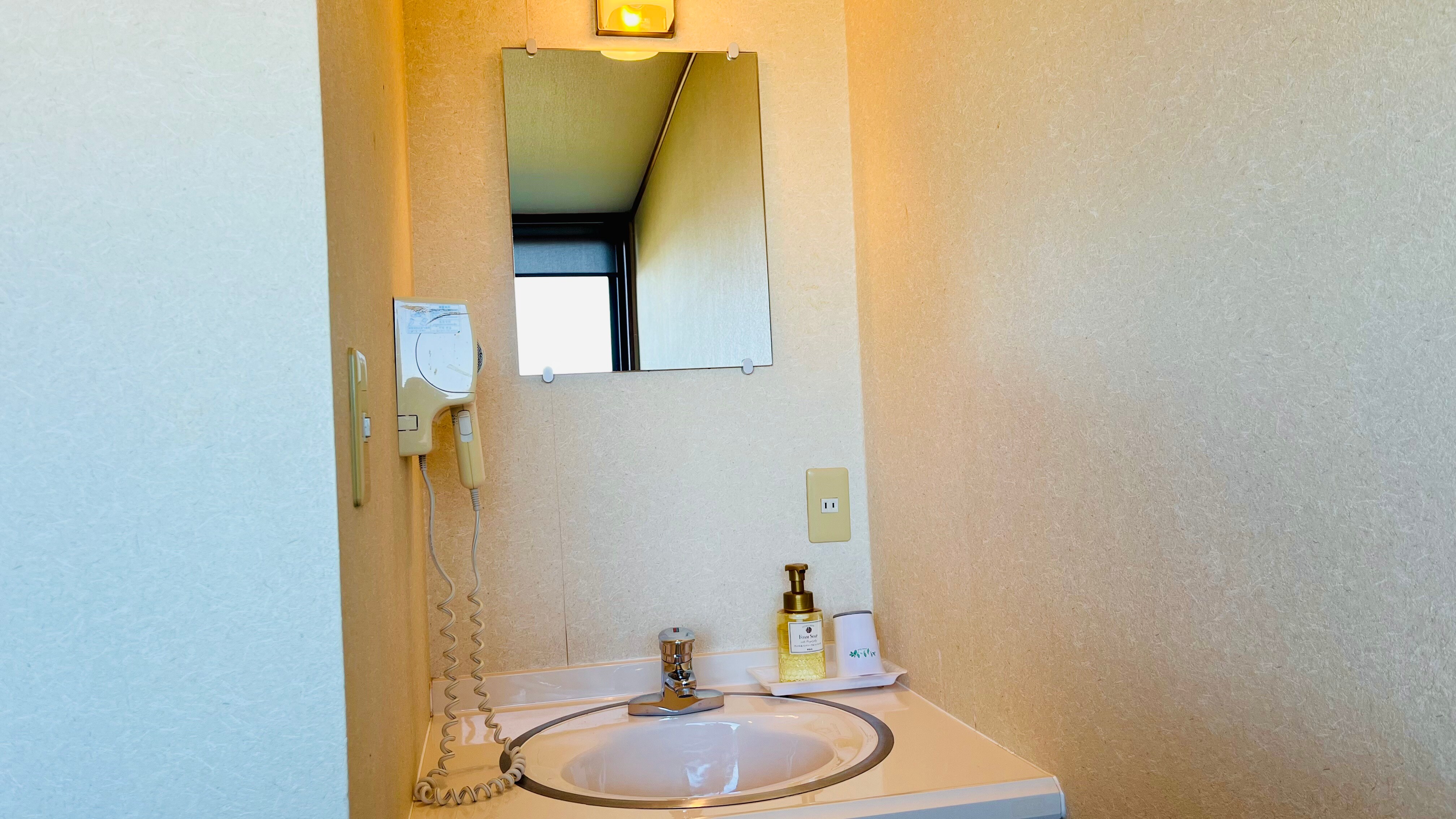 [Japanese-style room with twin beds] Washbasin