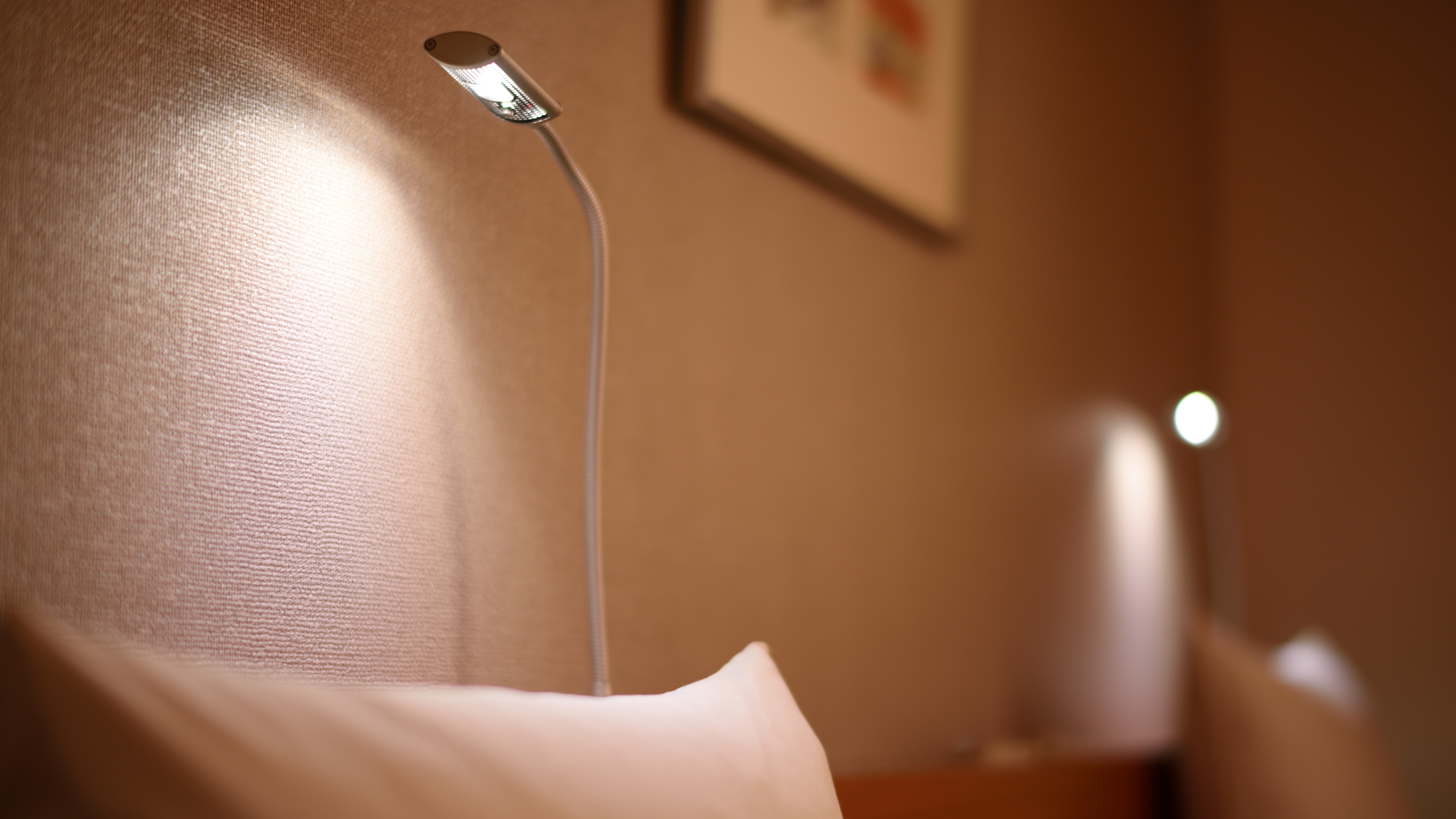 [Enjoy reading slowly] A bright and easy-to-read reading light for your own reading time.