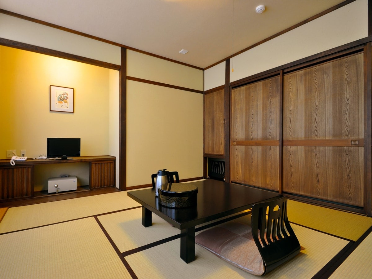 [Guest room / Main building Japanese-style room 8 tatami mats] Heating using hot spring heat