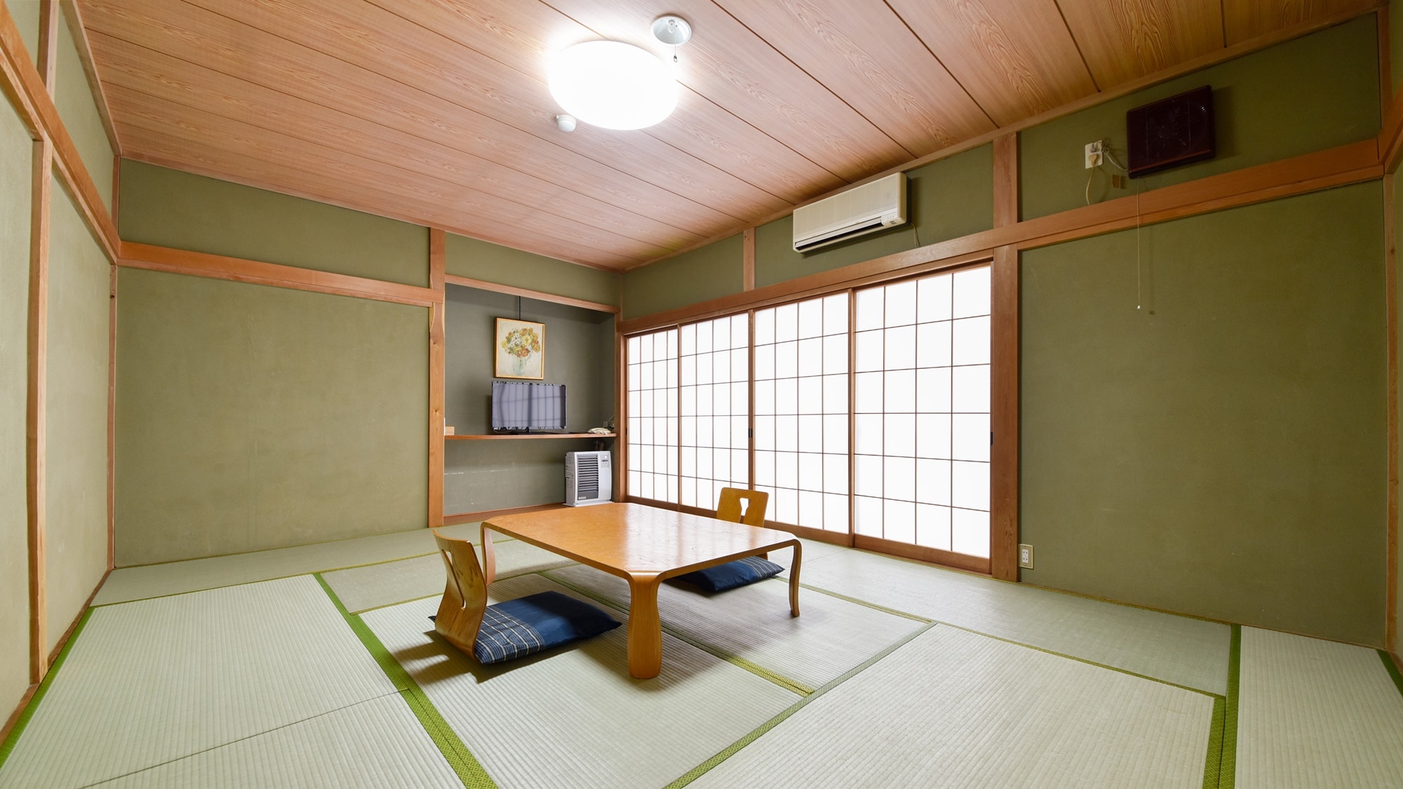 * Japanese-style room 10 tatami mats (with toilet) / Recommended for families and groups ♪ Please stretch your legs and relax.