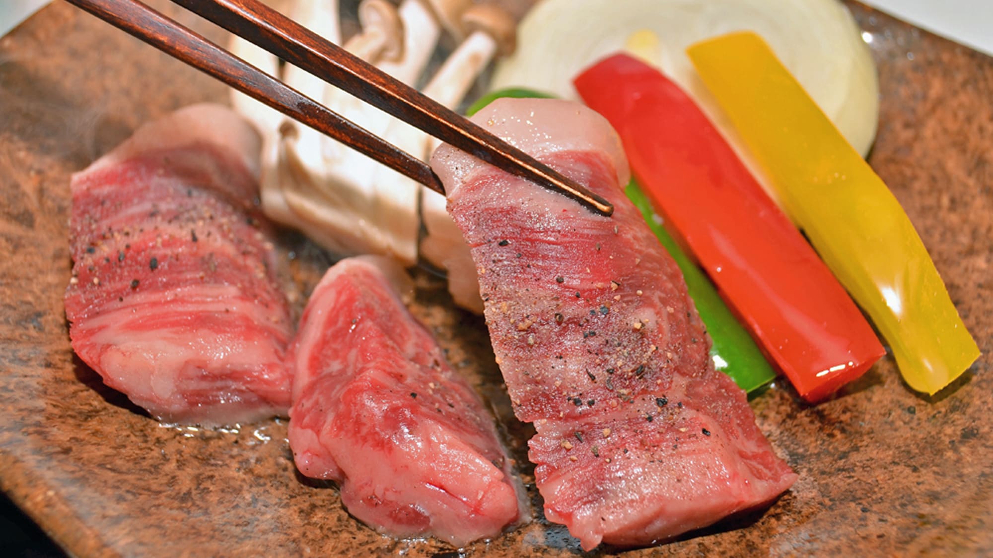[Supper example] Saga beef grilled on a ceramic plate