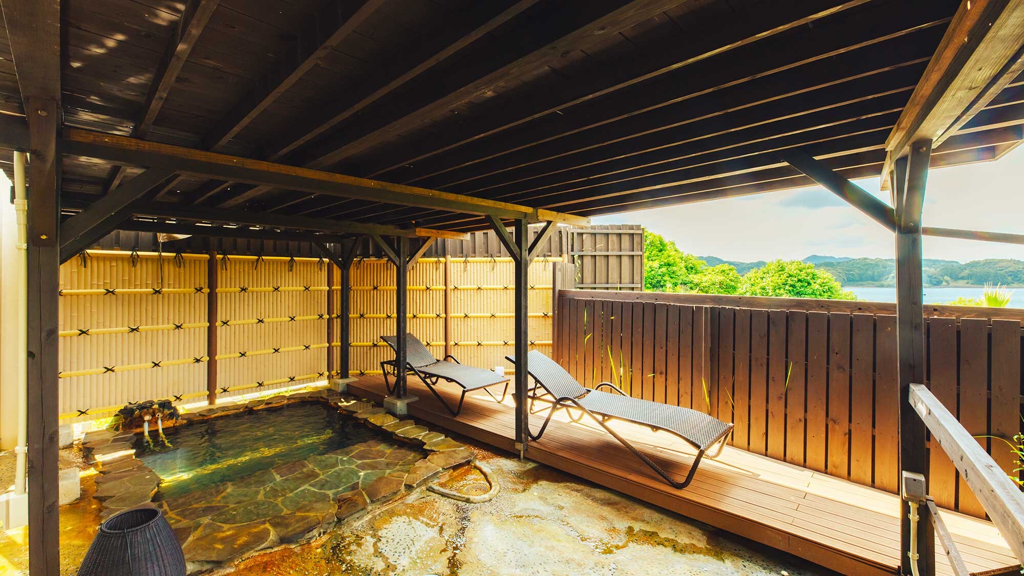 [Open-air bath] Enjoy a relaxing time feeling the sea breeze of Imari Bay.