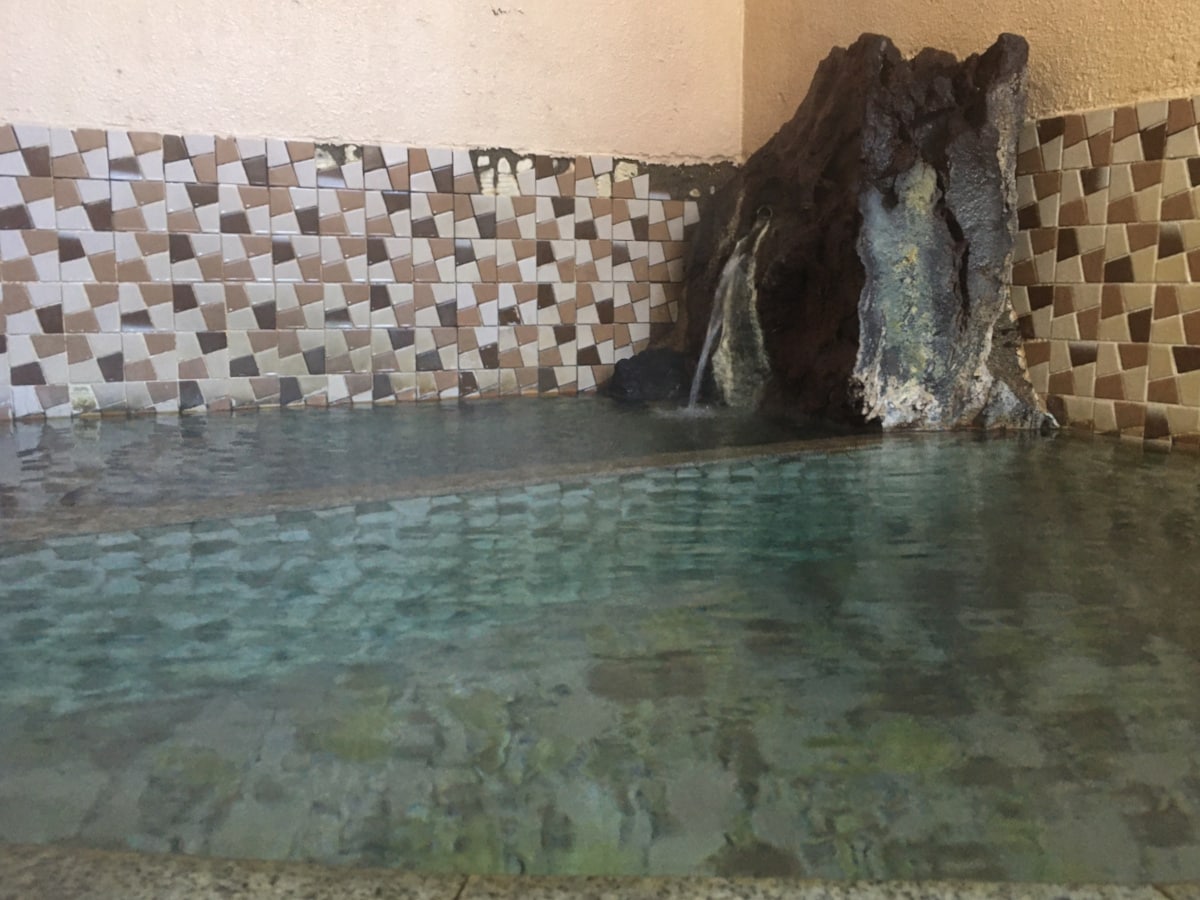 附溫泉的客房和天然溫泉水浴池