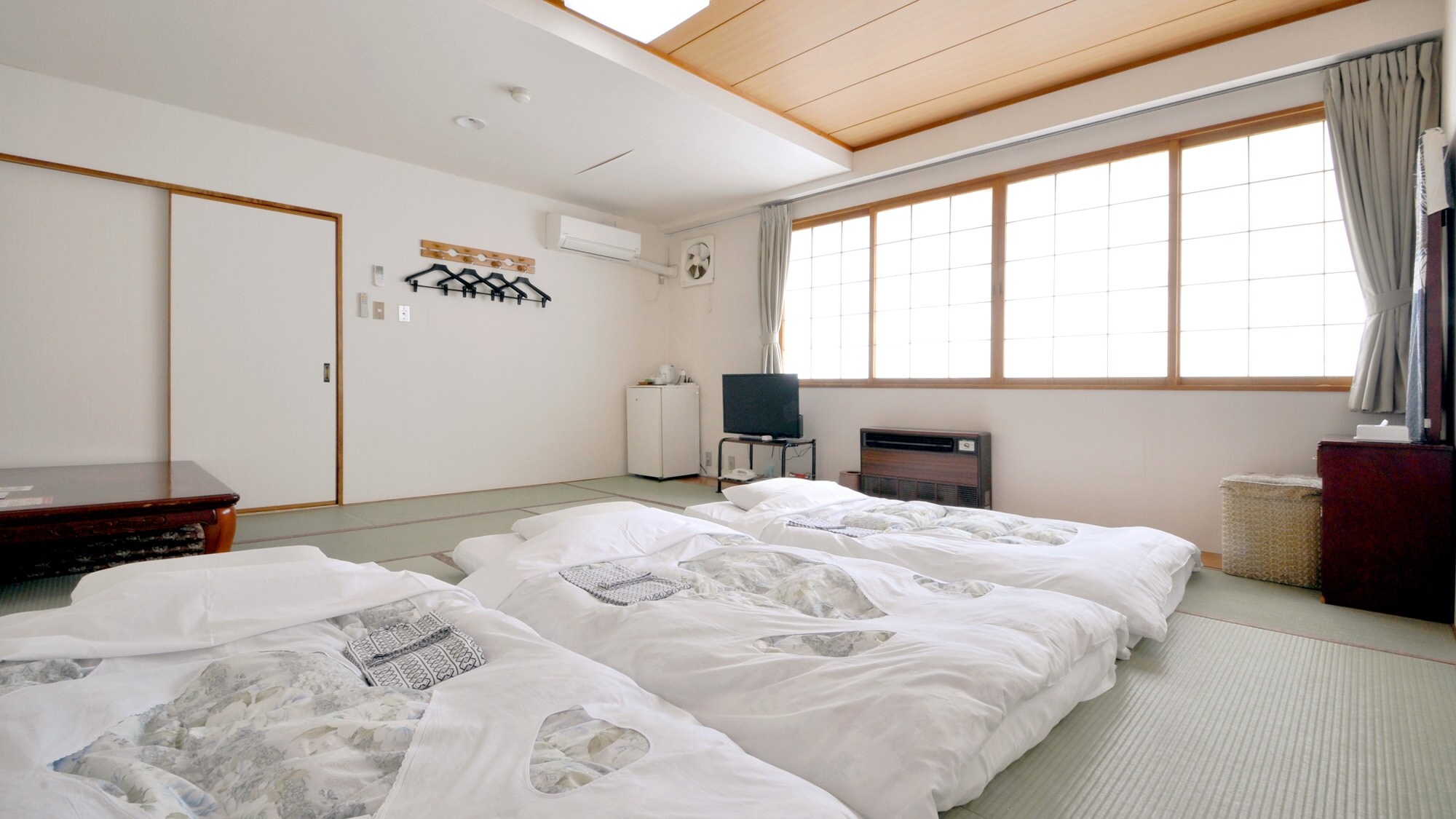 [Japanese-style room 14 tatami mats] Because it is covered with futon, it is safe for children to sleep together. Please use it with your family.