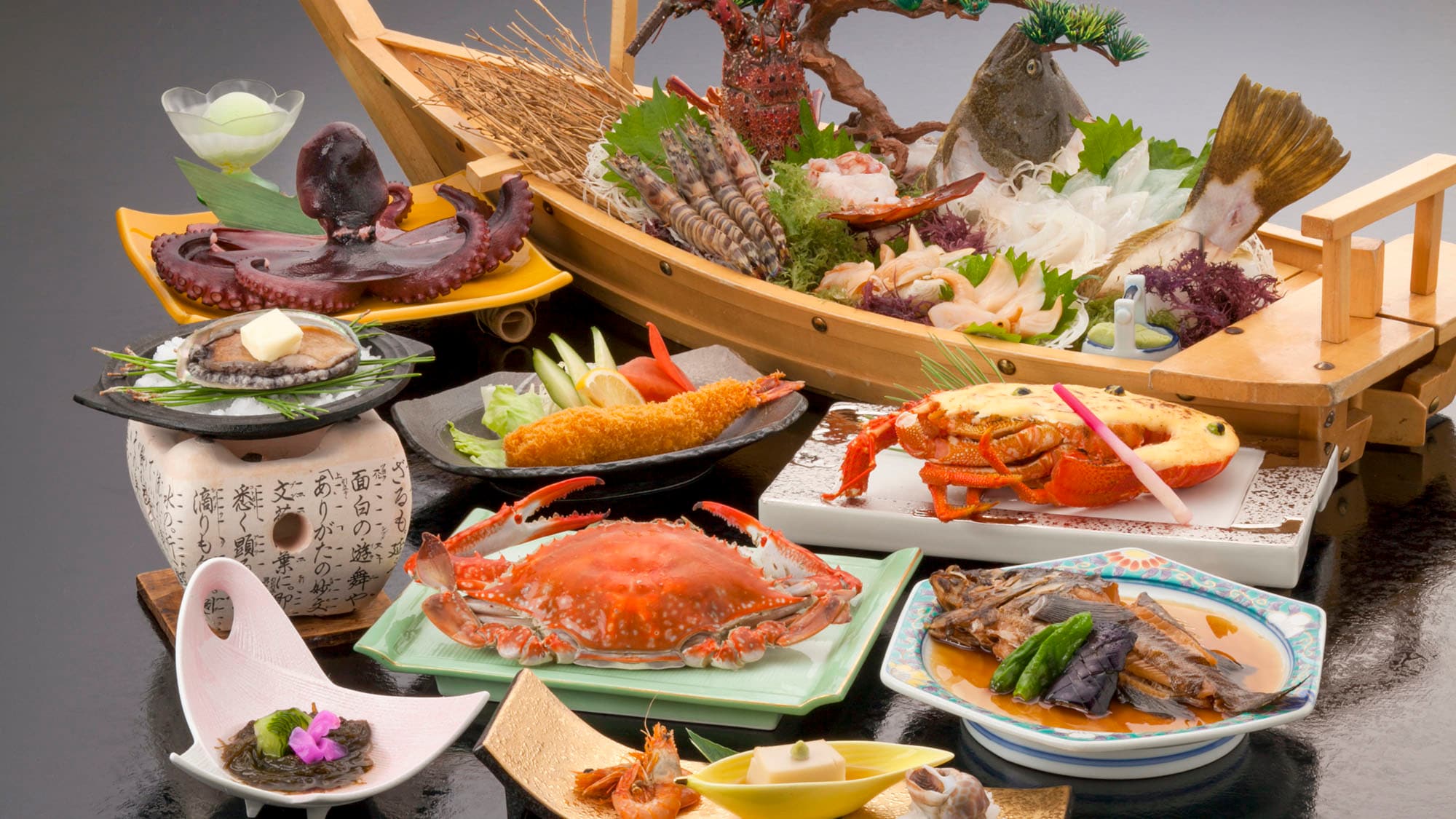 ・【島嶼餐點】 使用龍蝦、螃蟹、章魚等時令海鮮的全套餐食。
