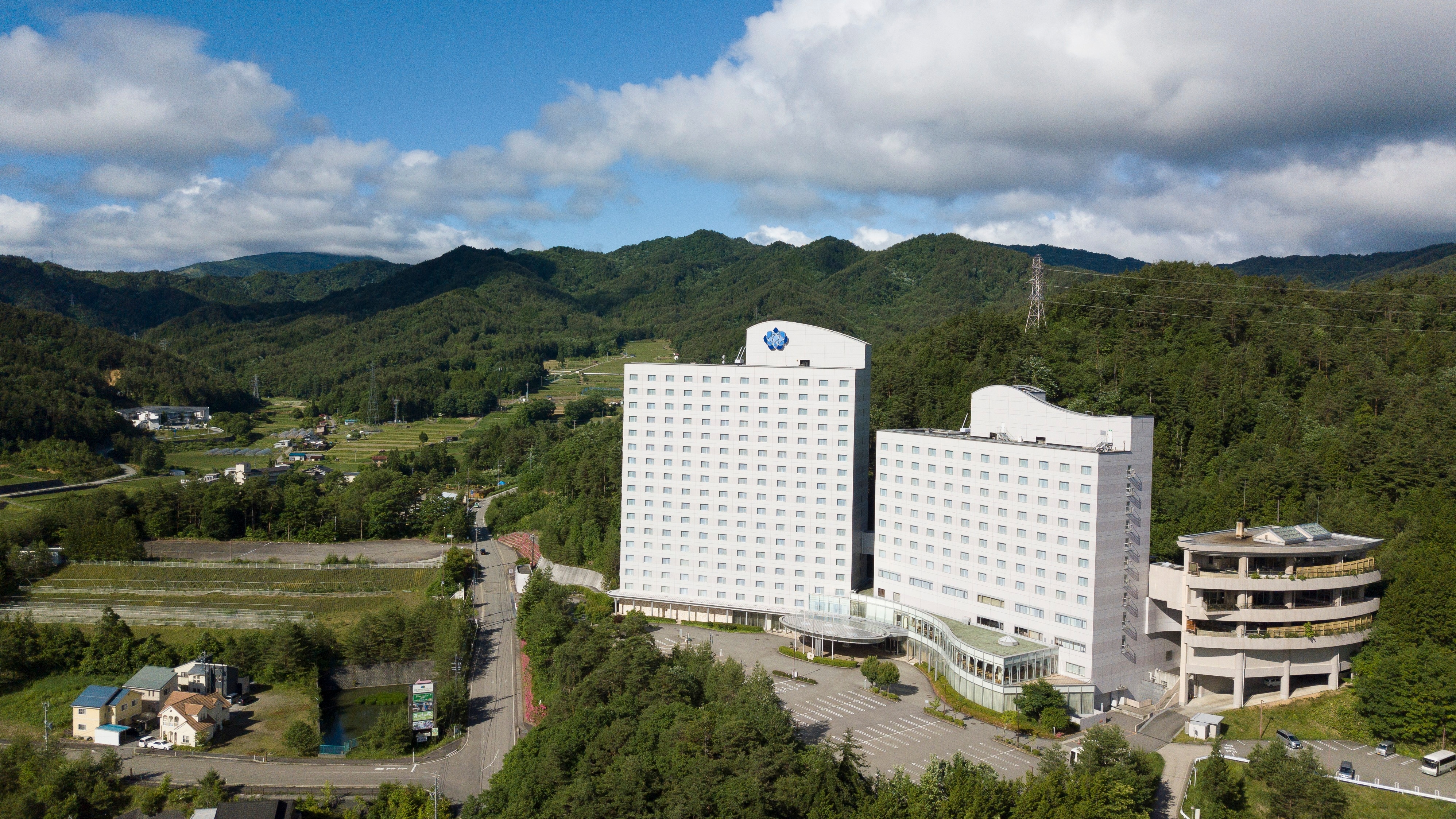 Hotel resor yang dikelilingi oleh alam yang melimpah, dibangun di atas bukit yang menghadap ke Pegunungan Alpen Utara