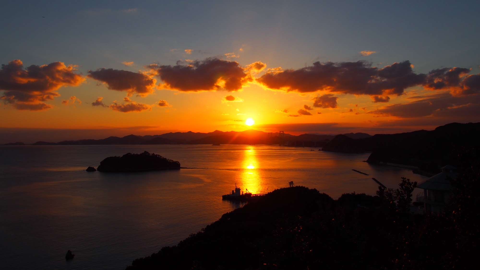The evening scenery of the Naruto Strait changes depending on the season and time (example)