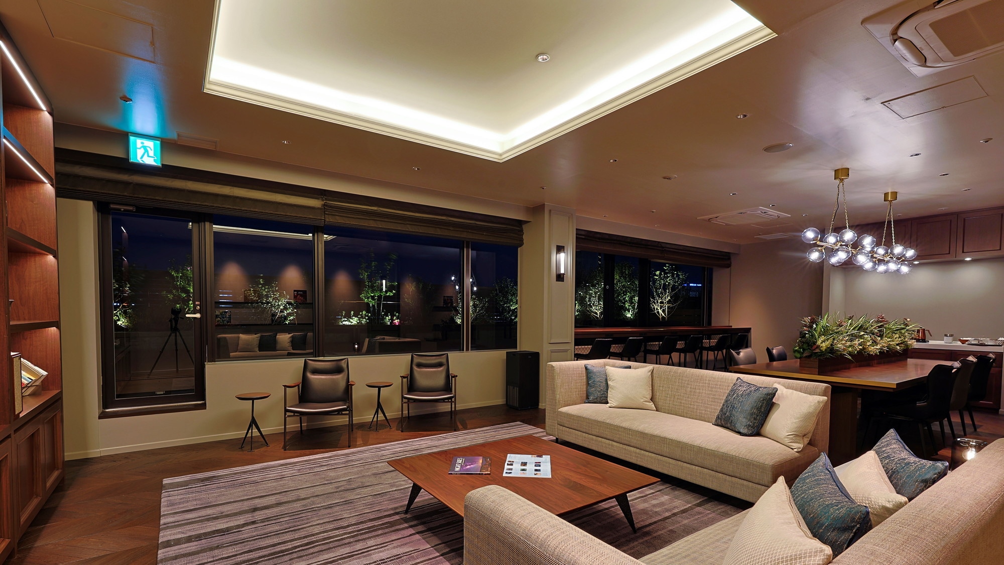 7th floor private lounge <night>