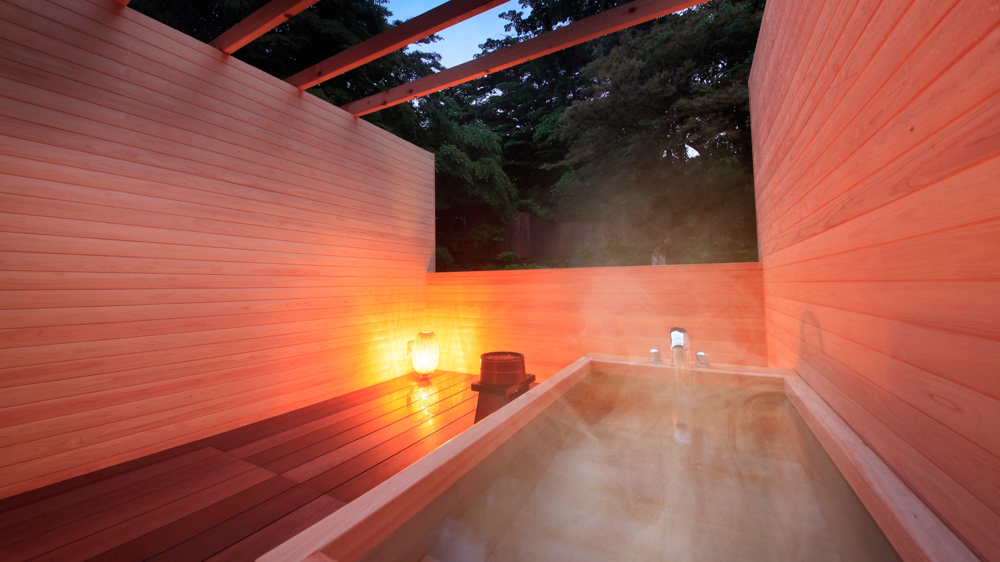 <帶露天浴池的西式雙床房>一邊吹著微風，一邊享受露天浴池