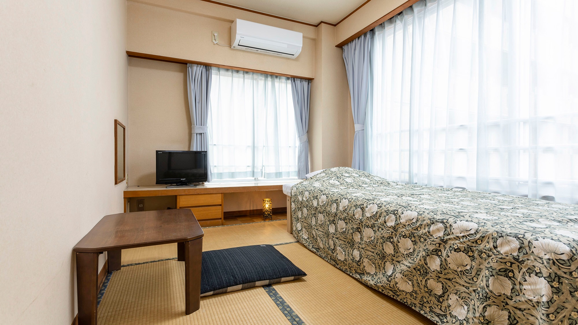 ・[Phòng trải chiếu tatami 6 tấm với giường kiểu Nhật] Phòng dành cho một người ở thoải mái.