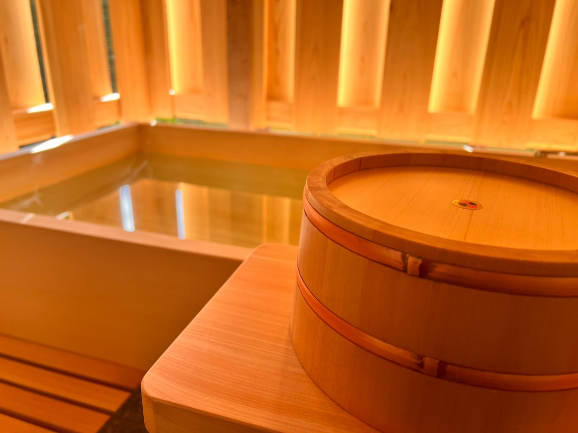 Special Japanese-style room with half open-air bath