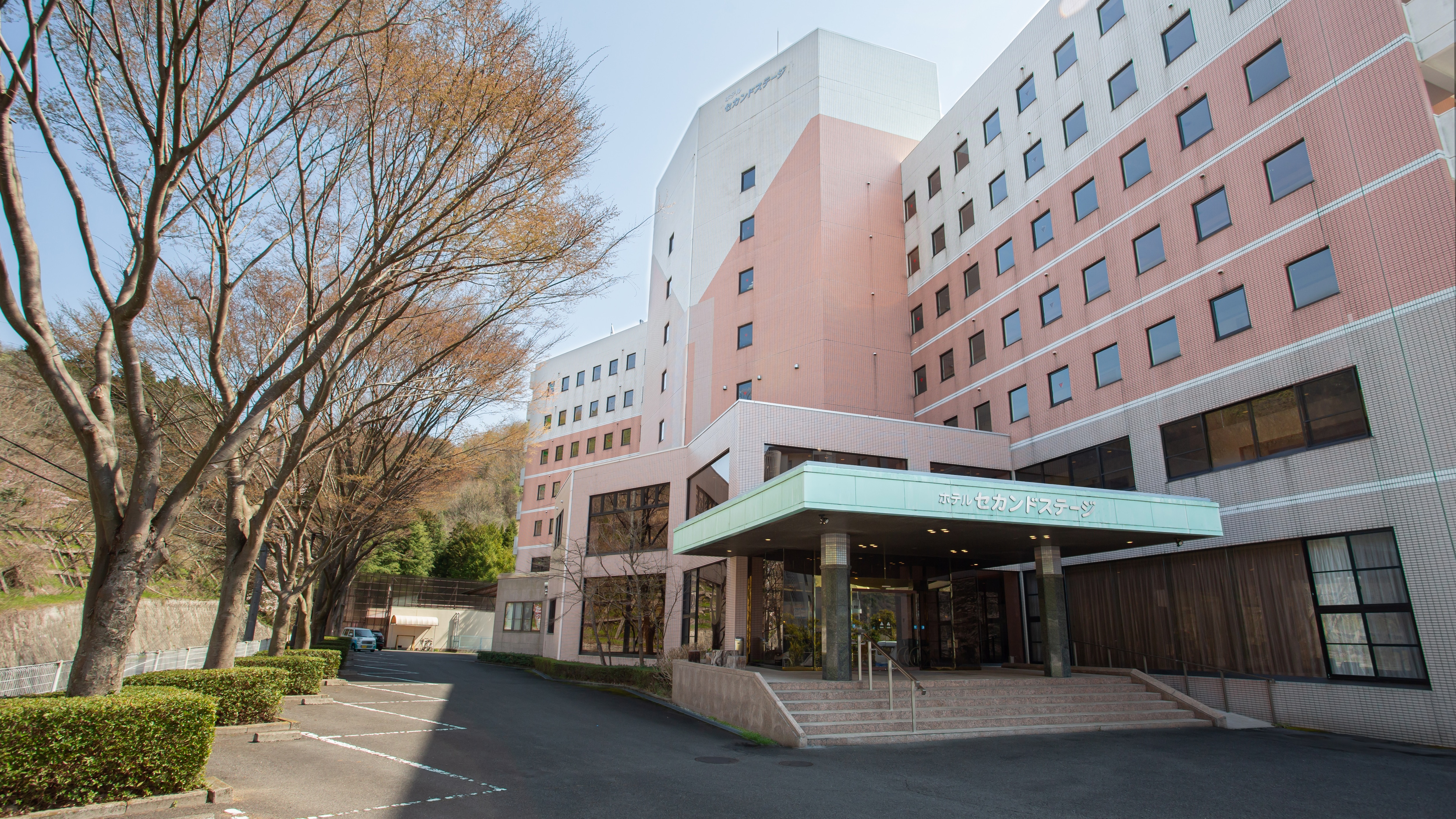 *[Eksterior] Sekitar 50 menit dengan mobil dari Takamatsu. Selamat datang di ruang tamu Sanuki "Shioe Onsenkyo"!