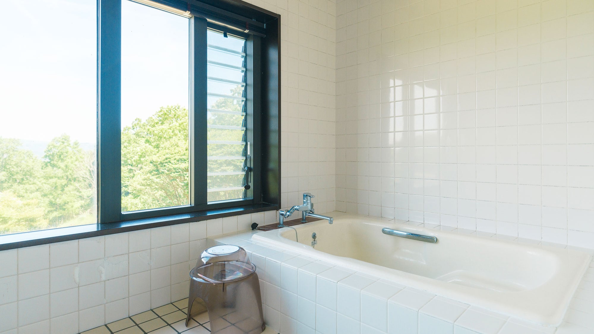 [/ Lodge - Phòng Nhật - Tây] Bạn có thể ngắm nhìn quang cảnh thiên nhiên hùng vĩ từ cửa sổ lớn trong phòng tắm.
