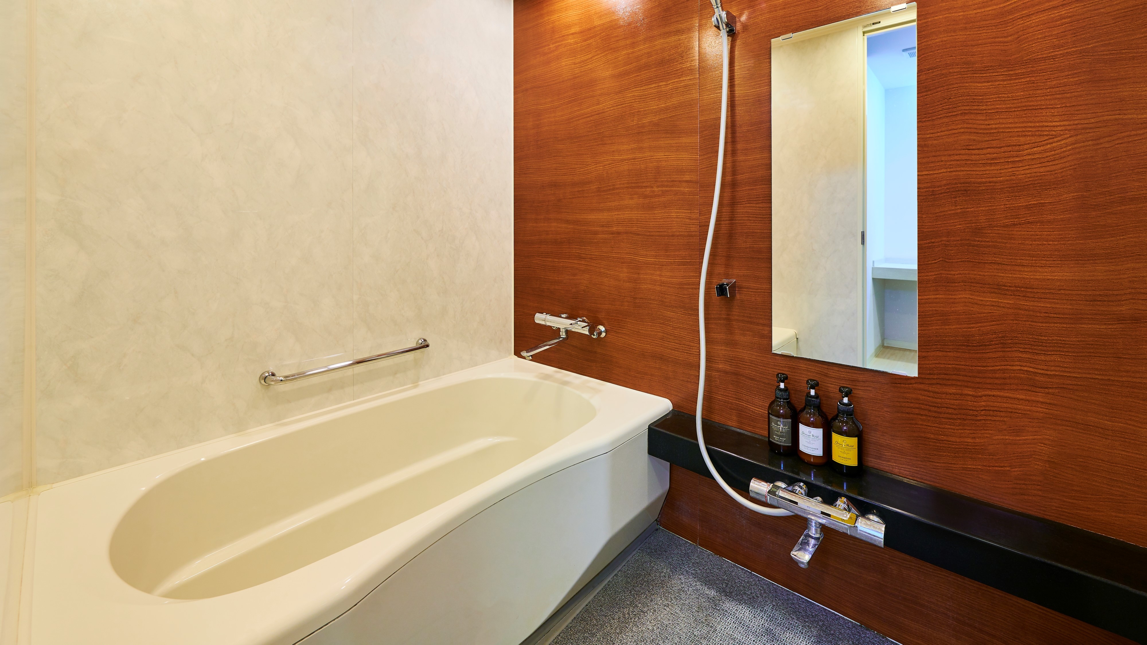 [Tower Wing/Standard Twin] Separate bath and toilet.