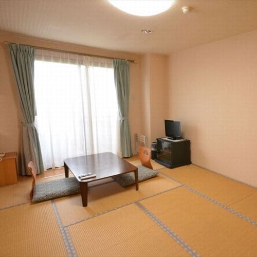 <Japanese-style room 10 tatami mats> Capacity 1 to 3 people