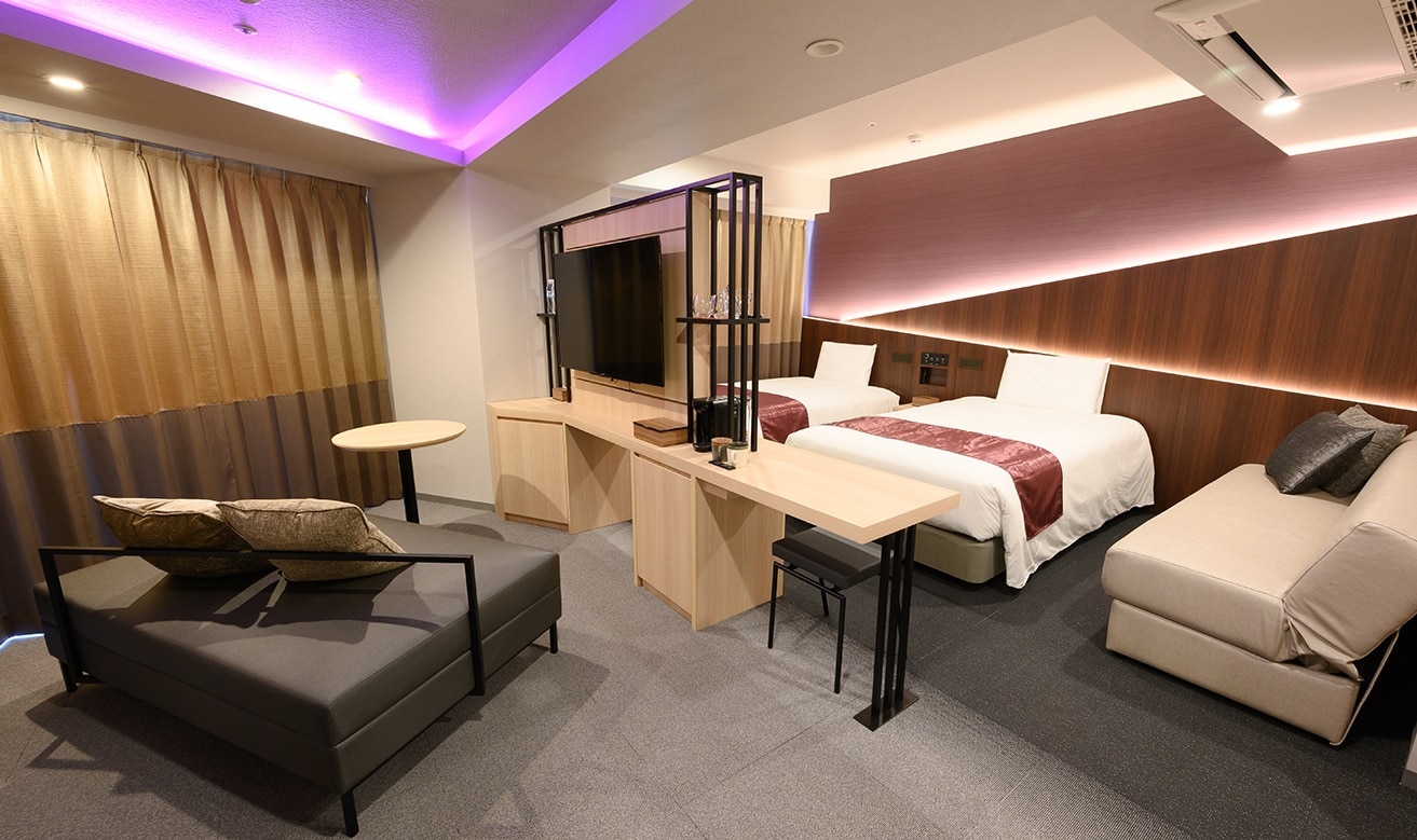Corner suite room
