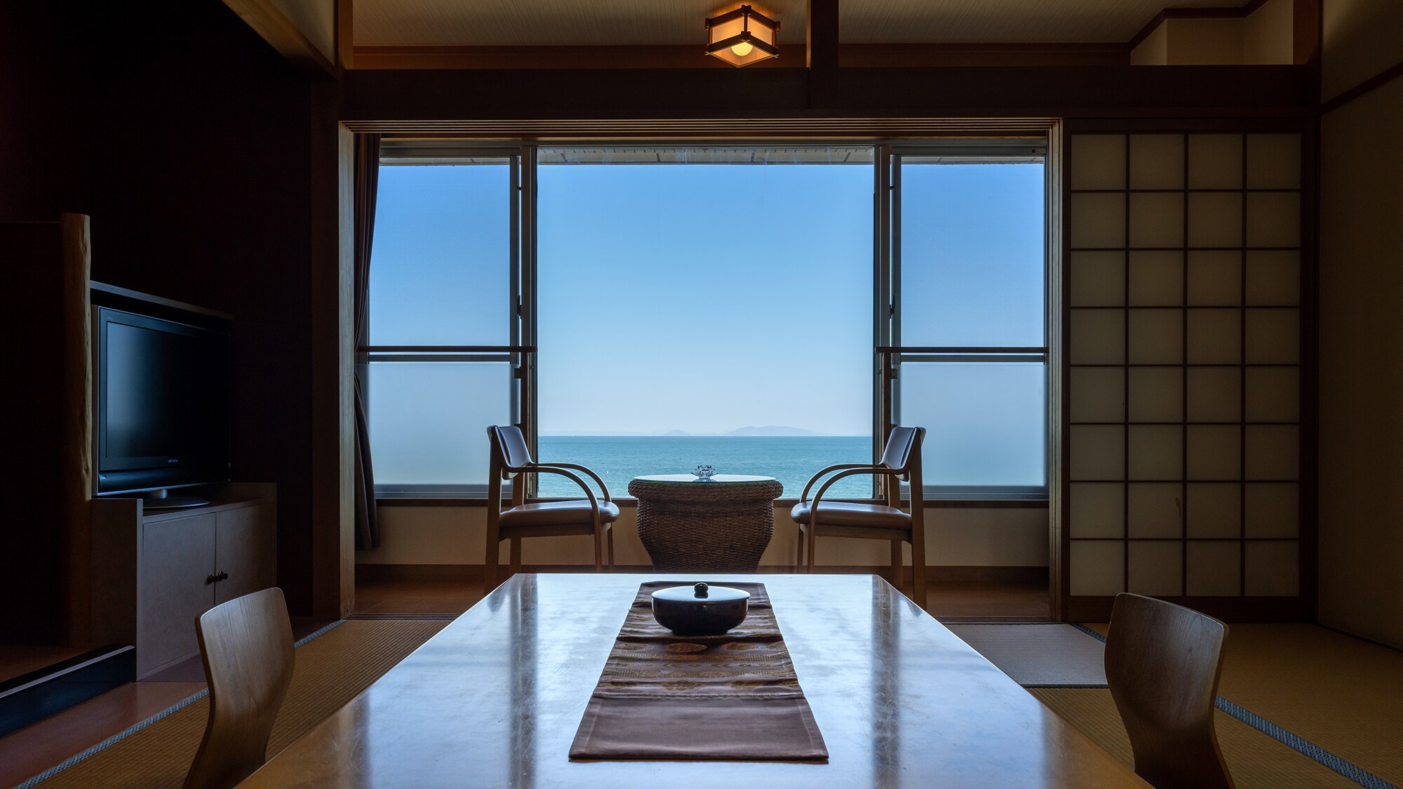 [Top floor Japanese style room, 10 tatami mats] The gentle sound of the waves gently caresses your heart.