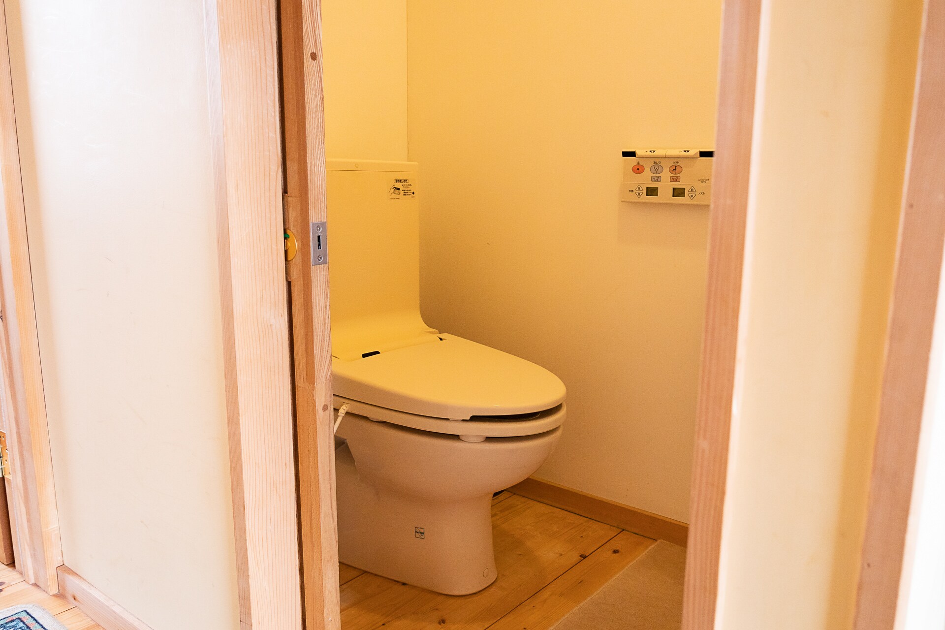Deluxe Twin: Bathroom