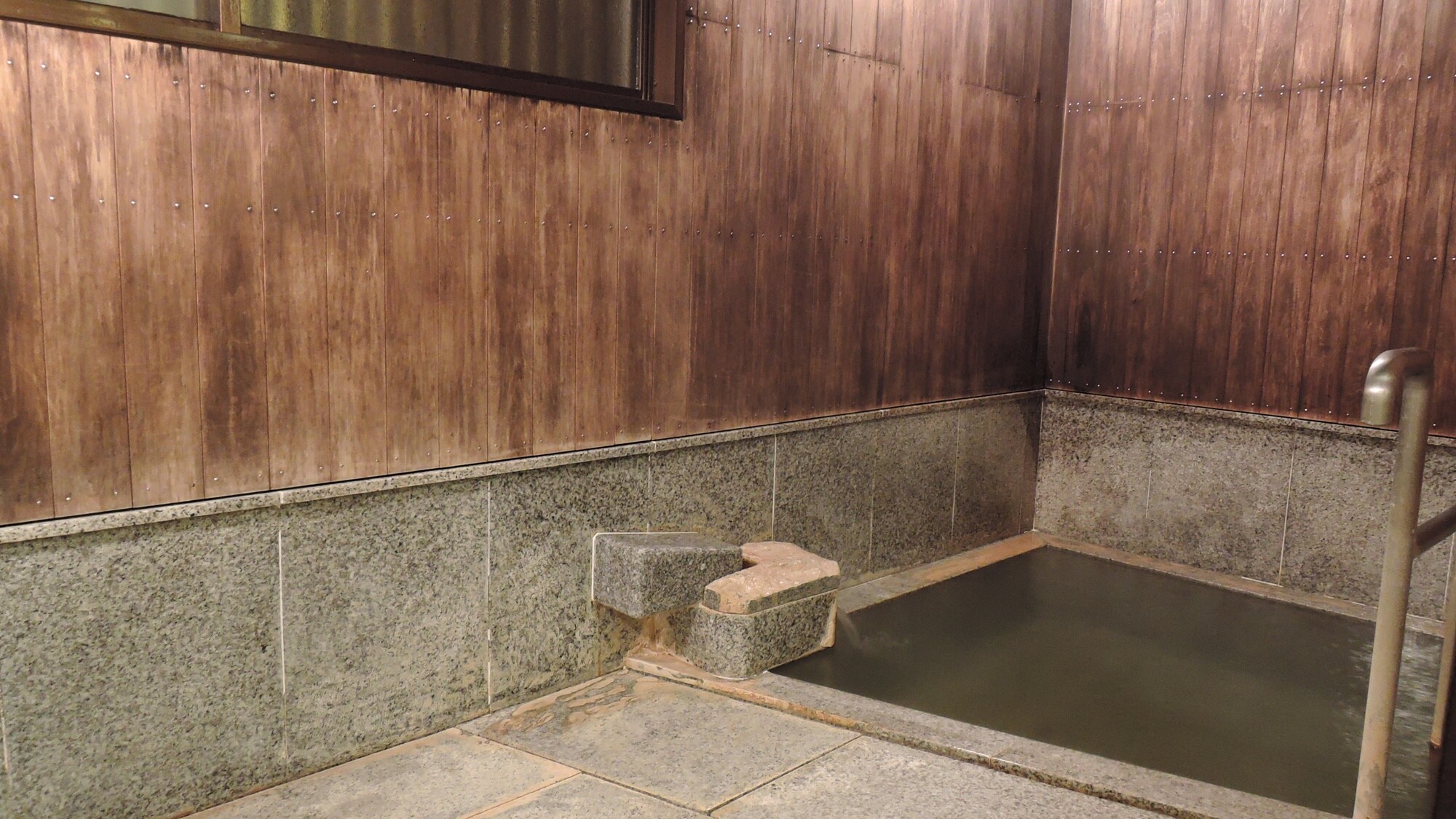 *Free private bath (Koshi-no-yu)/A large amount of hot water flows into the small bathtub, so you can always enjoy fresh water.