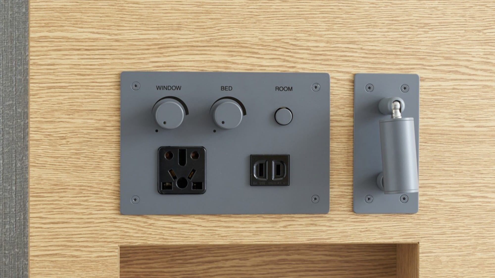 [Common guest room facilities] Night panel, clock
