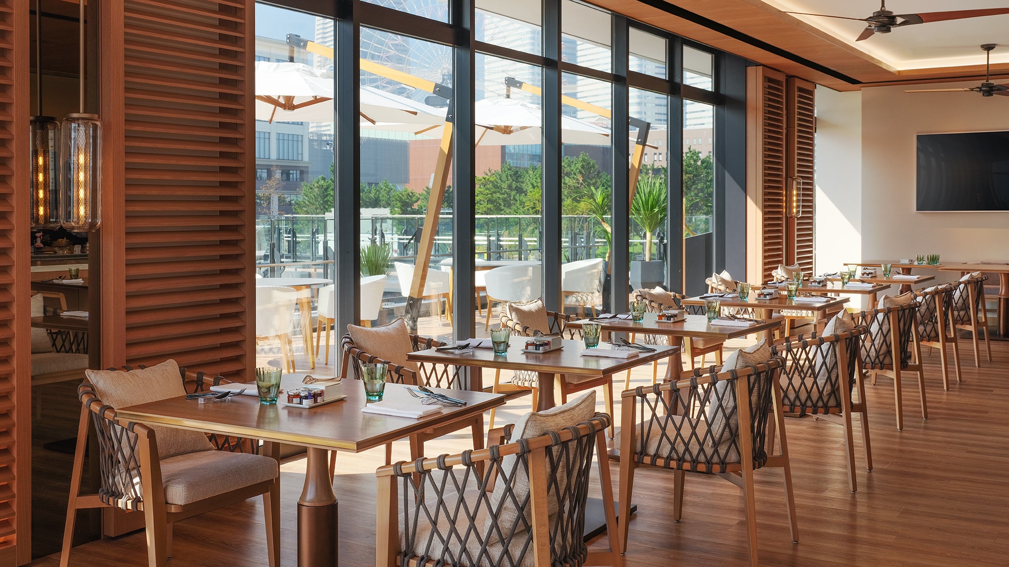 Di dalam restoran dan bar "Larboard"