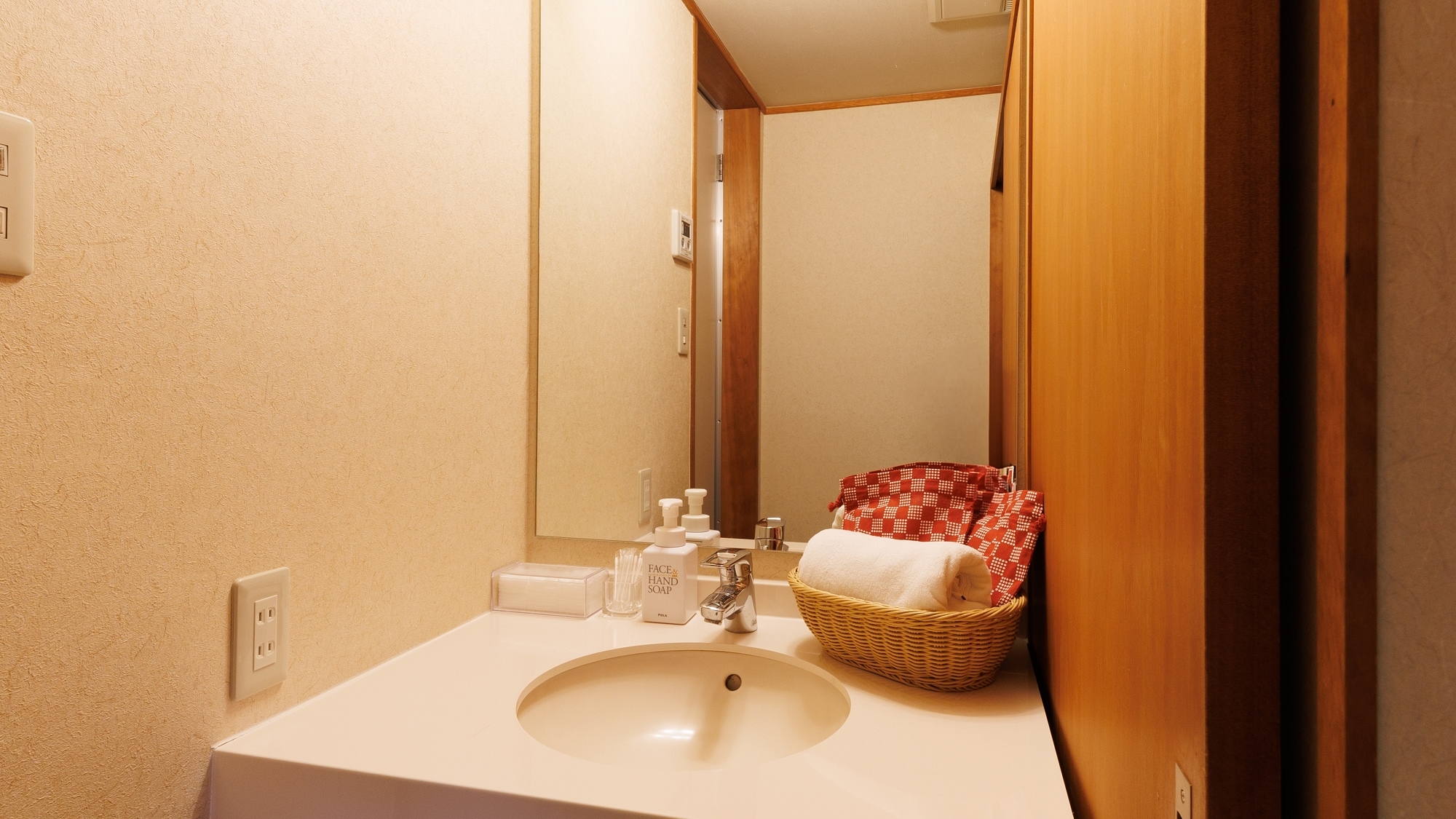 ■ [Suigetsu] Main building Japanese-style room 10 tatami mats + wide veranda / View of the Japanese garden reflecting the four seasons
