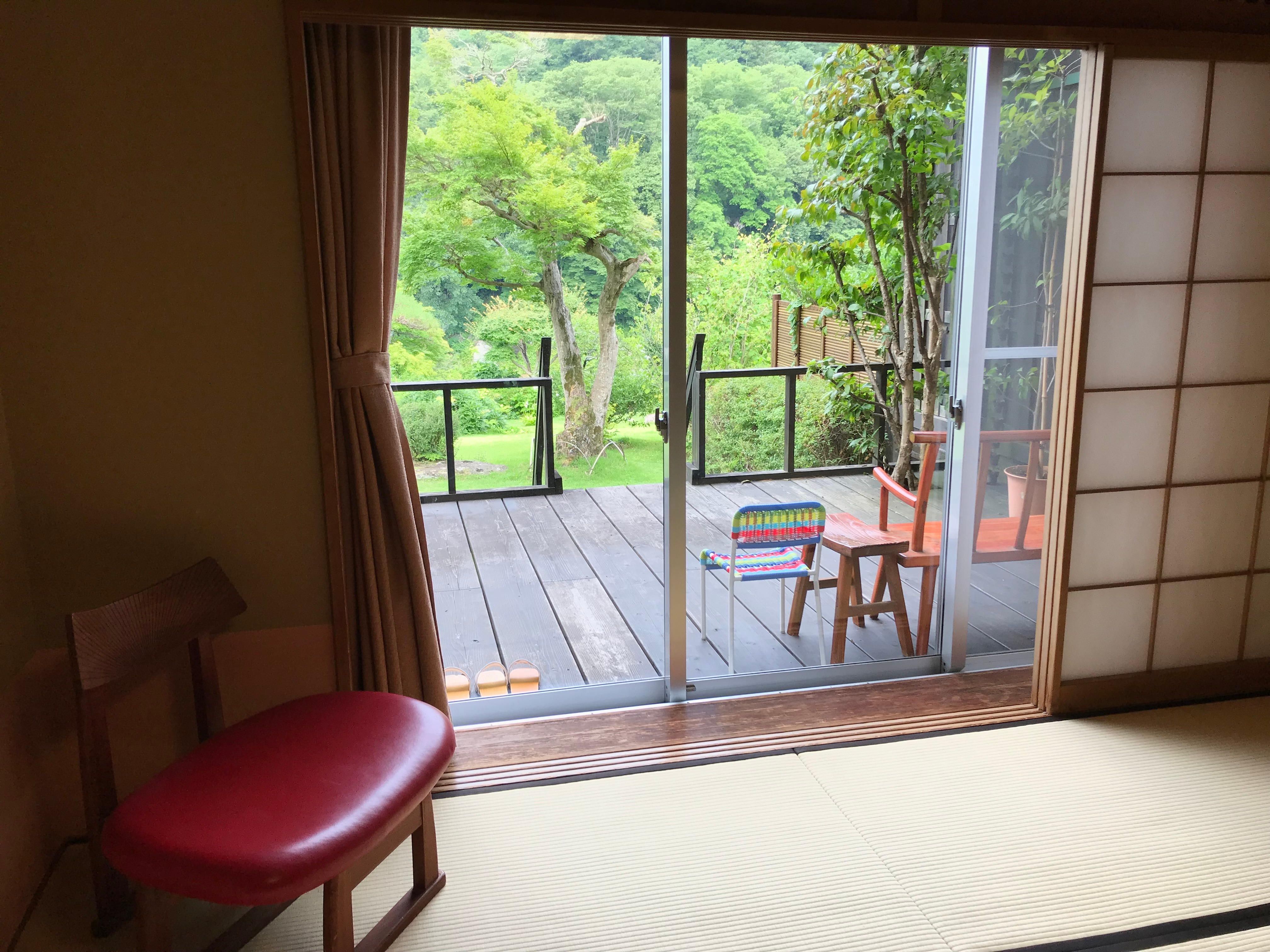 1F 102室設有木甲板和通往花園的樓梯