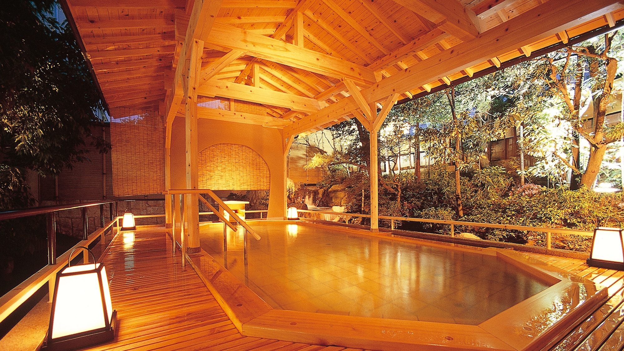 Moonlight hot water (open-air bath for women)