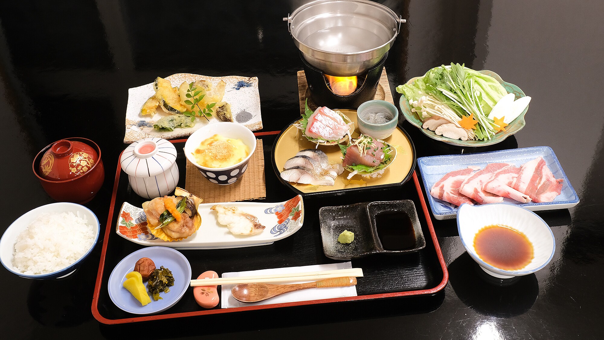 [Kishu Gozen] This is a dinner menu where you can enjoy Susami's famous boar-pig hybrids and seafood.