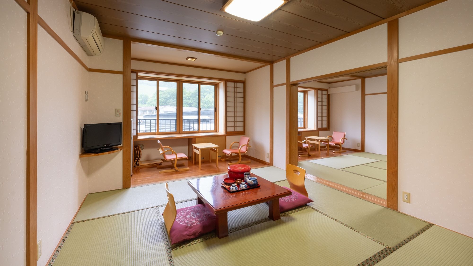 [Japanese-style room 10 tatami mats + 8 tatami mats] This is a Japanese-style room with two rooms, one 10 tatami mats and one 8 tatami mats.