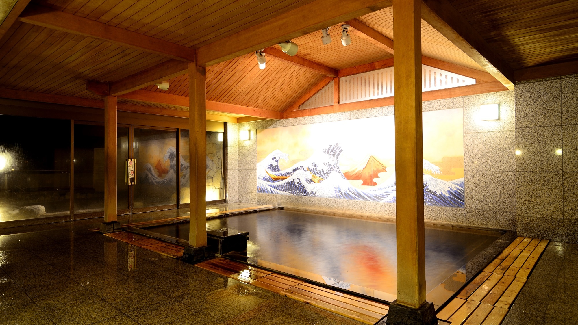 [大浴场] 气氛平静的日式浴池和怀旧的壁画。