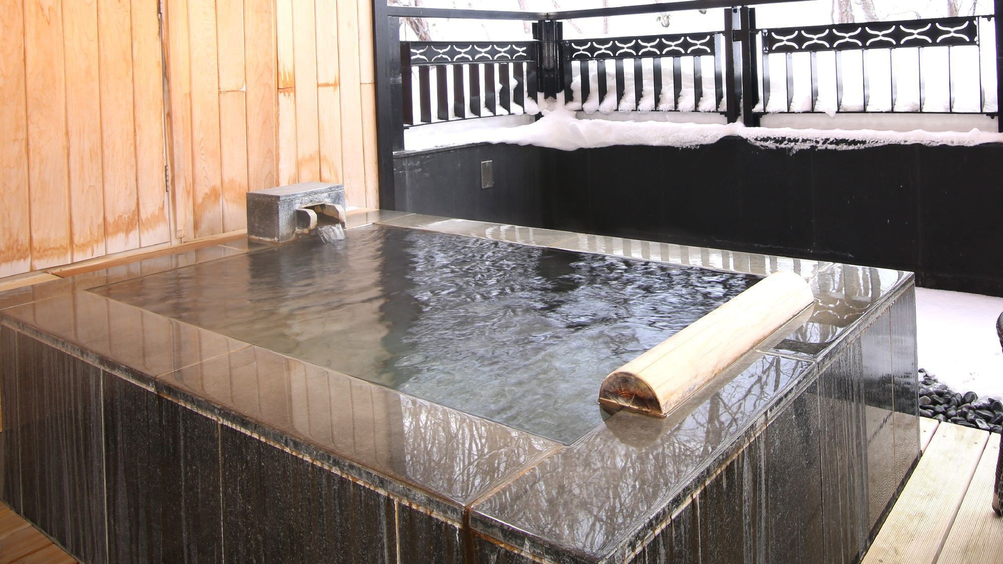 ◆ 帶溫泉露天浴池的2人套房（例）/ 52平方米的套房推薦給情侶和情侶