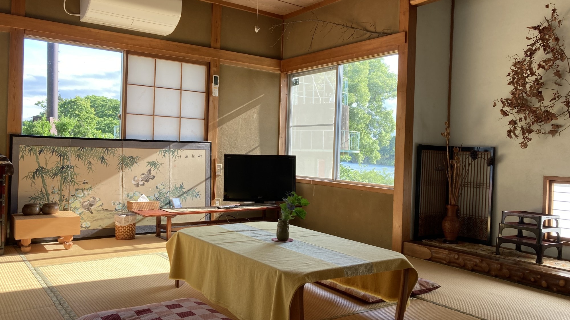 [10 tatami room (8)] A bright room with sunlight