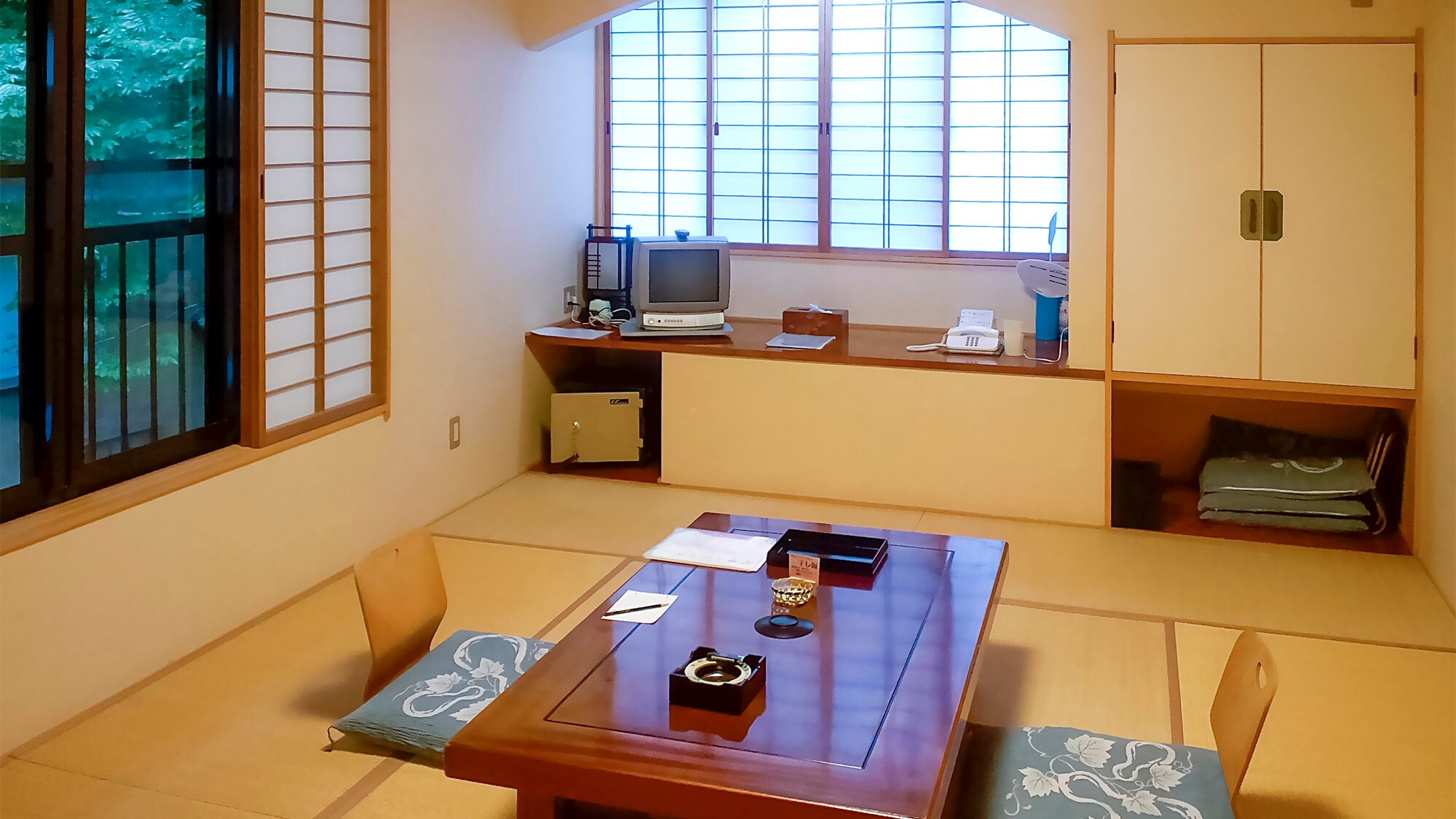 ・ Standard guest room in the main building: Convenient for moving to the large communal bath on the 1st floor