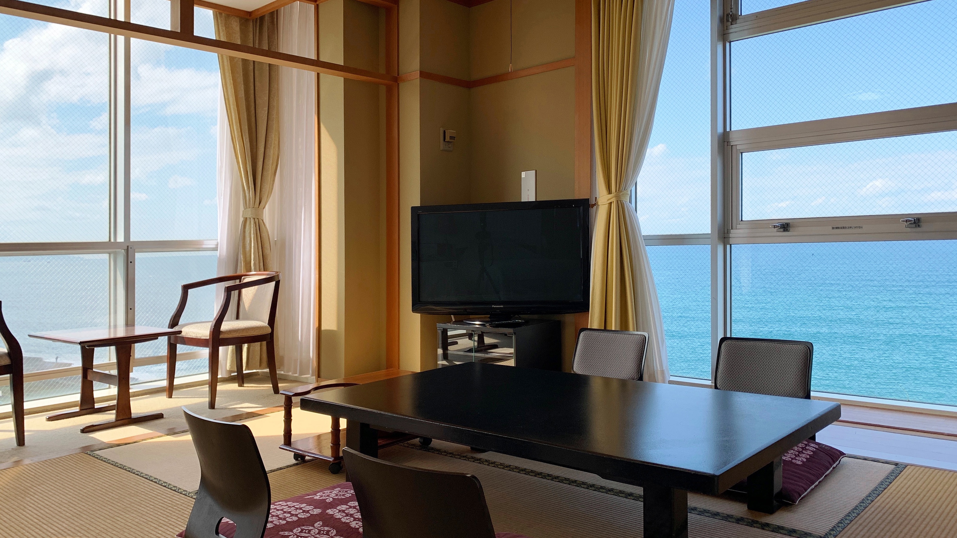 ◆[Guest Room] [Deluxe Japanese-Western Room] The large windows enhance the atmosphere.