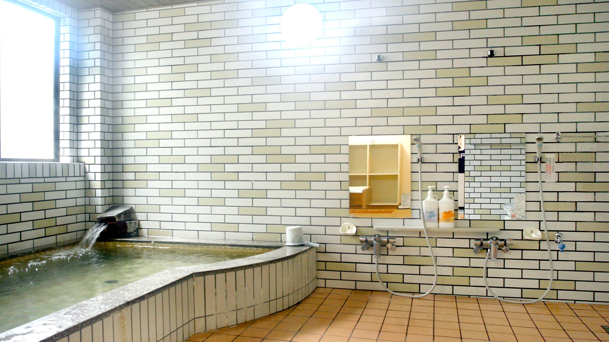 ・ [Common bathhouse] We keep clean hot water at all times by circulation filtration method.
