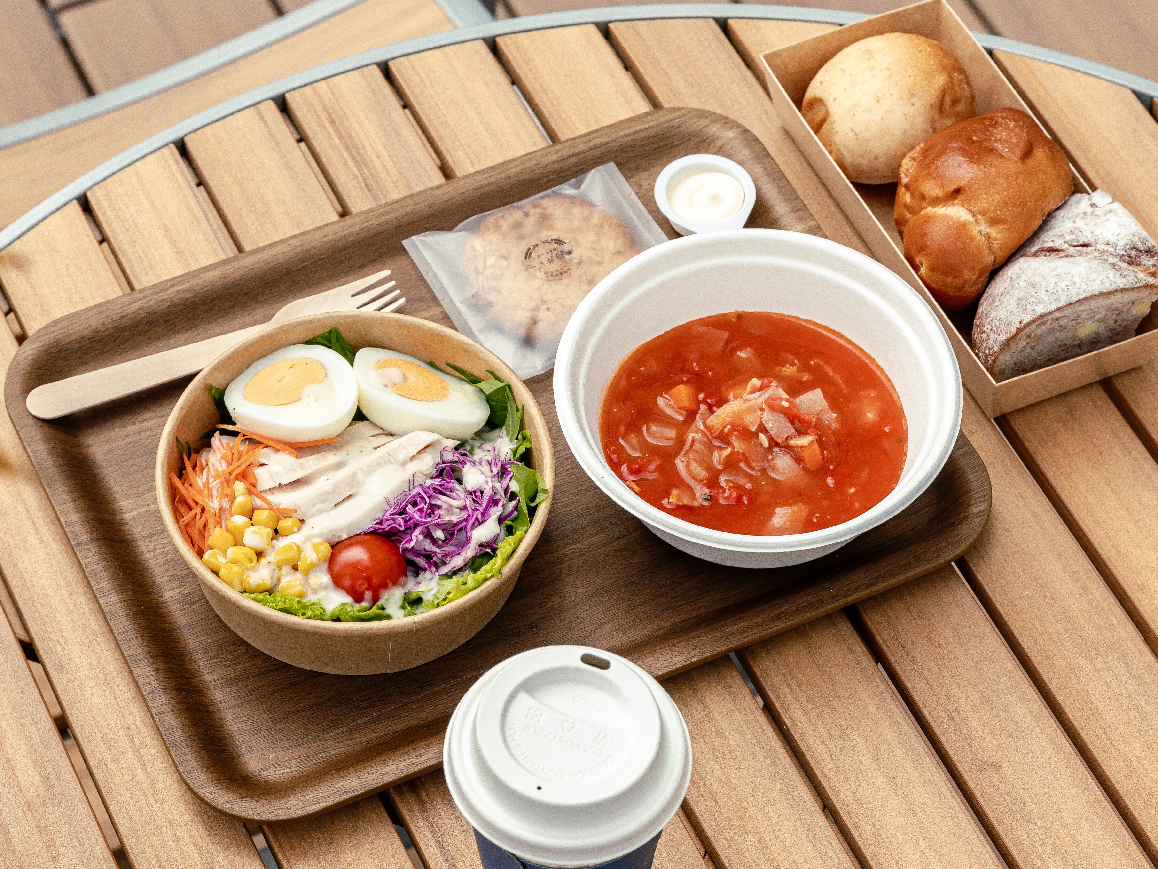 지역의 맛있지만 꽉 채워진 아침 식사 상자는 사전 예약입니다.