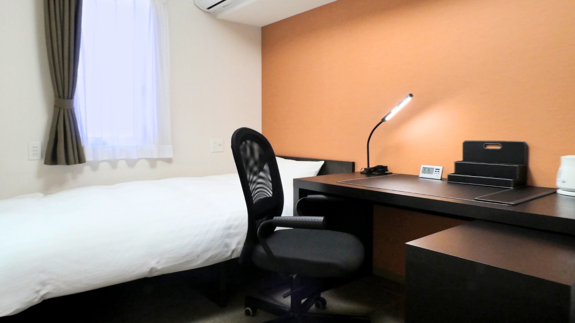 ห้องธุรกิจเตียงเดี่ยวพร้อมเครื่องปรับอากาศส่วนตัว อินเทอร์เน็ตไร้สาย (Wi-Fi) น้ำอุ่นล้างที่นั่งชักโครก