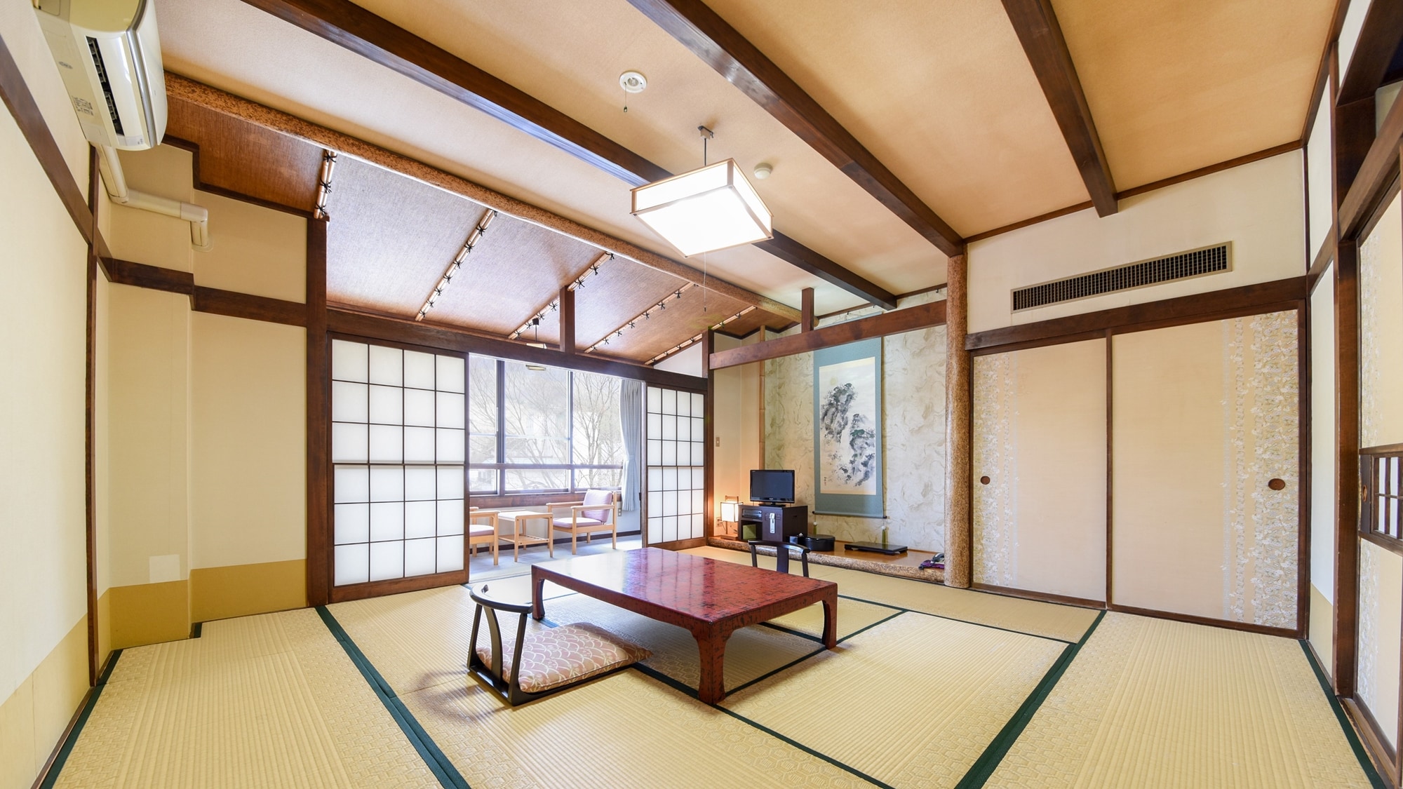 *Example of a guest room: Japanese-style room with 10 tatami mats/Enjoy a relaxing time in a room with the faint scent of tatami mats.